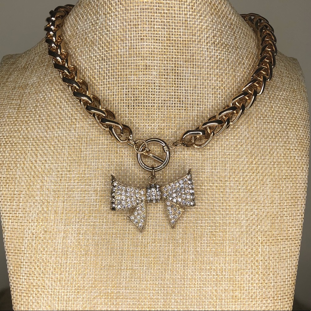 Gold tone sparkly fashion necklace